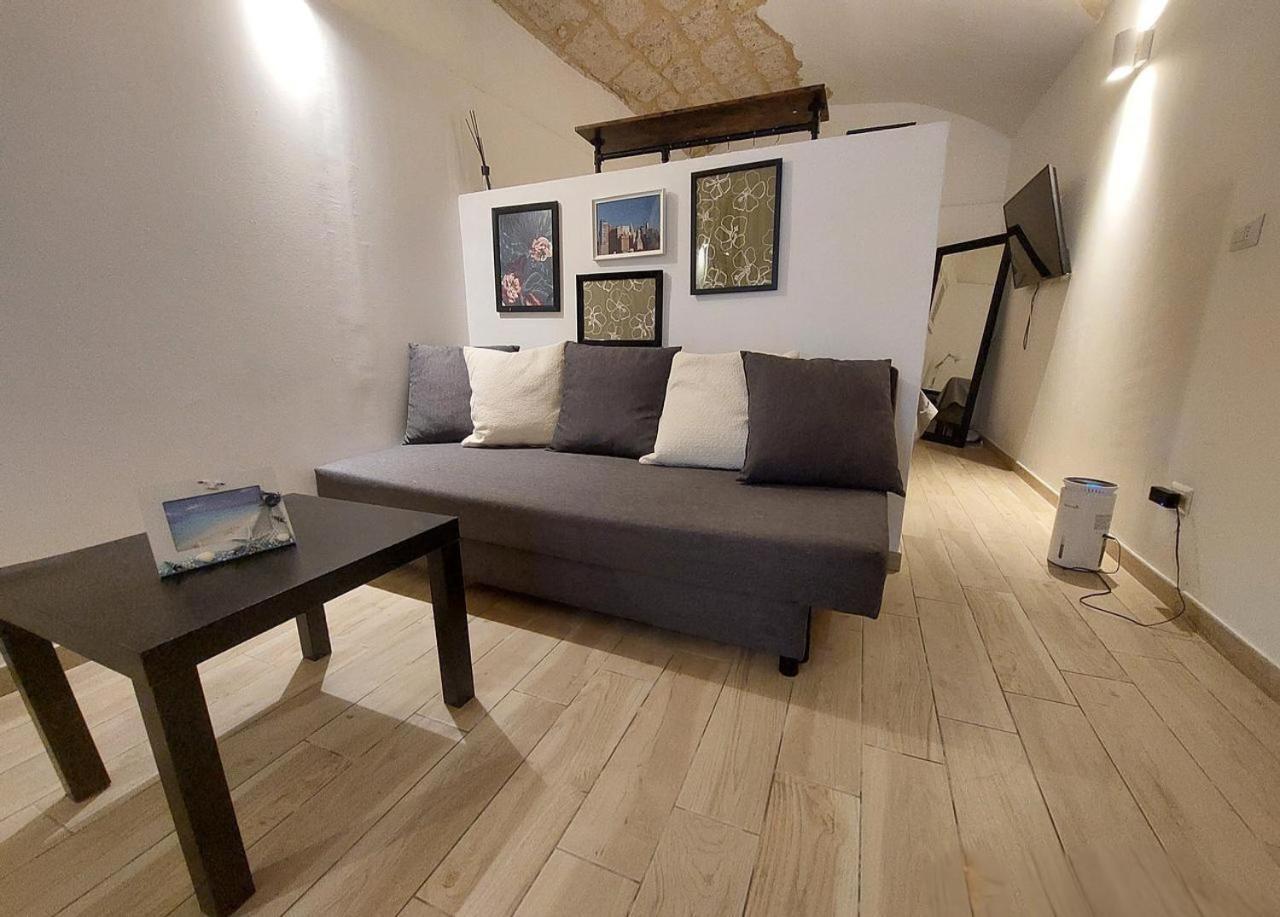 Bari Landlord 31- Old Town Apartment ภายนอก รูปภาพ
